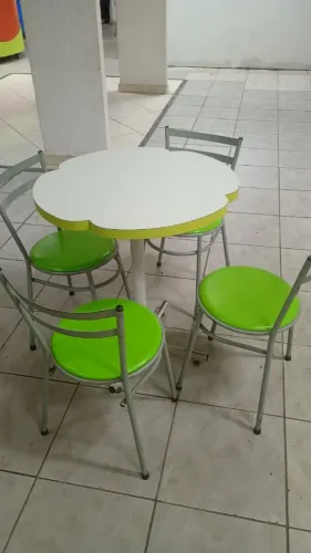 Mesas e cadeiras