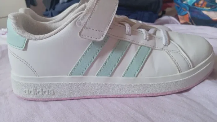 tênis Adidas e croc confort