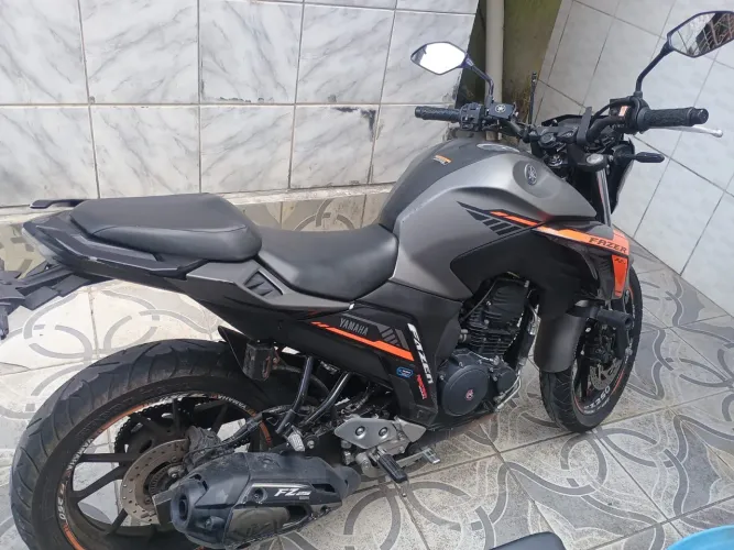 VENDO MOTO YAMAHA FZ-25 MUITO NOVA AINDA UNICO DONO COM ACESSÓRIOS