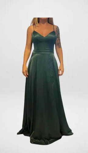 Vestido Longo de Cetim Verde com Fenda e Decote V Elegante