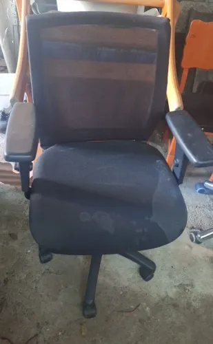 Cadeira Diretor confortável em bom estado.