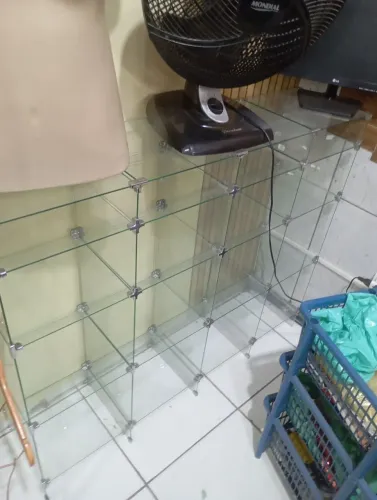 Balcão de vidro, com ninchos