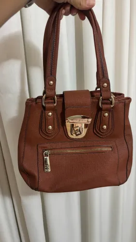 Bolsa de mão marrom marca Fellipe Krein