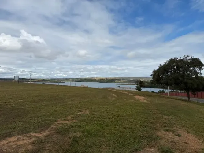 Lote 1.100 m² beira do Lago Corumbá 4 - Cond. Portal do Prata
