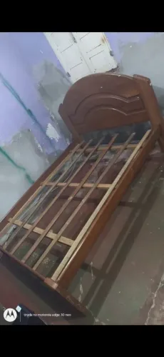 Cama de madeira de lei