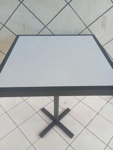 Mesa de lanchonete industrial com porcelanato