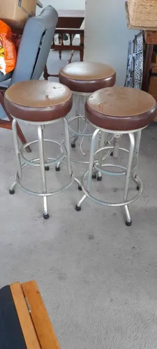 3 bancos de metal para bar ou balcão