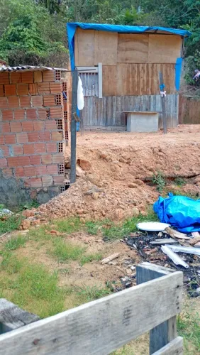 Vende-se um terreno com uma casinha de madeira