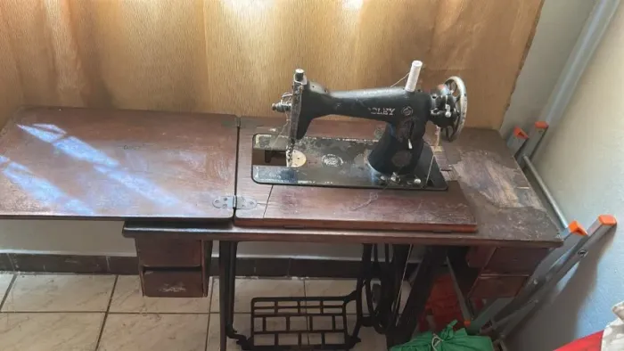 Maquina de Costura Osley - reliquia - R$ 450,00