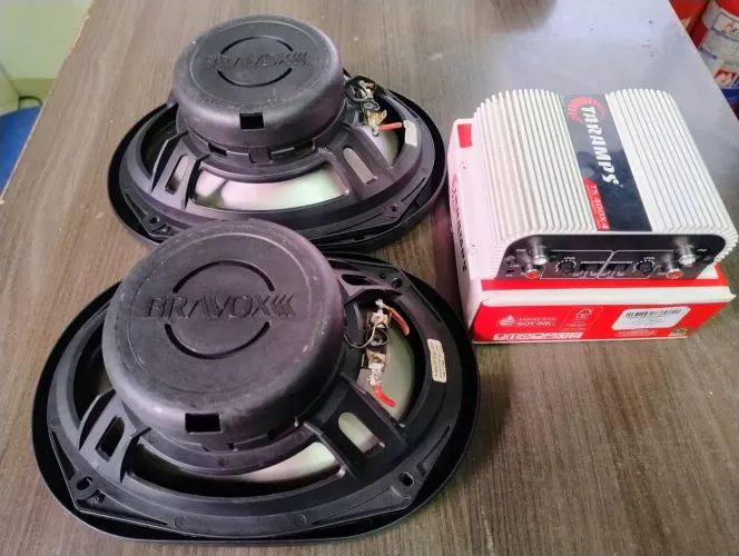 Módulo Taramps 400 watts 4 canais e par de auto falantes Bravox 100 watts cada