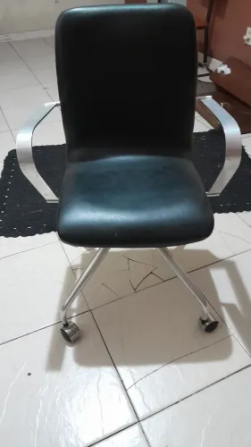 Cadeira de trabalho com braço de metal e rodas - estrutura fixa, não regulável