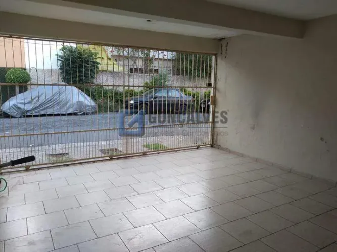 Sobrado à venda em Alves Dias, São Bernardo do Campo 3 quartos, 2 suítes, 220 m² de área