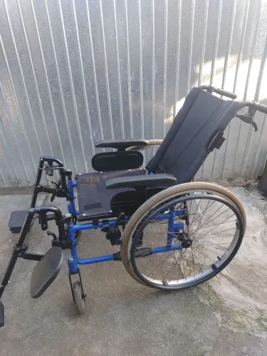Cadeira de rodas semi nova ela senta e deita.