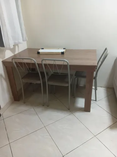 Mesa de jantar com 4 cadeiras