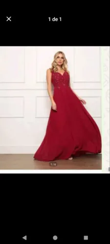 Vendo este vestido de festa maravilhoso.