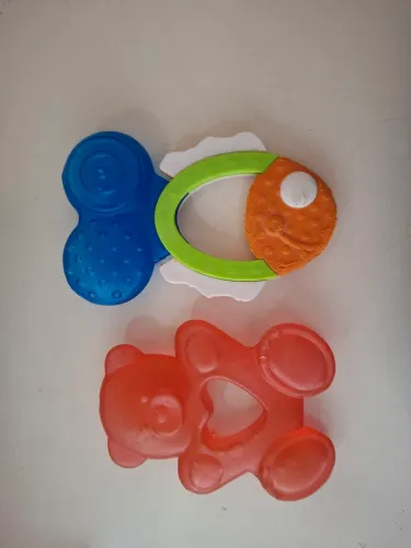 Vendo mordedores de bebê. 