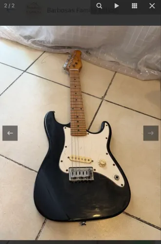 Mini guitarra elétrica