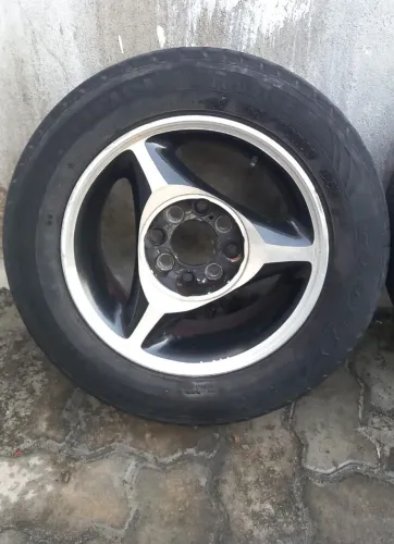 Roda aro 13 com pneus.
