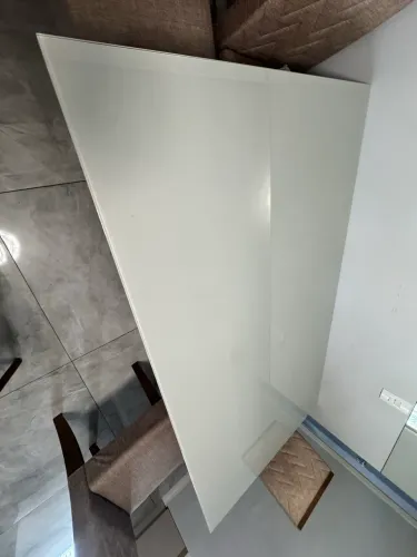 Mesa quadrada de madeira com tampo de vidro