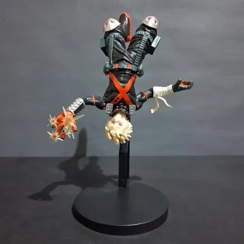 Boneco do Personagem Katsuki Bakugo Explosão My Hero Academia 21cm Com Base PVC