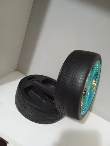 Mini ventilador e luminária em formato de pneu