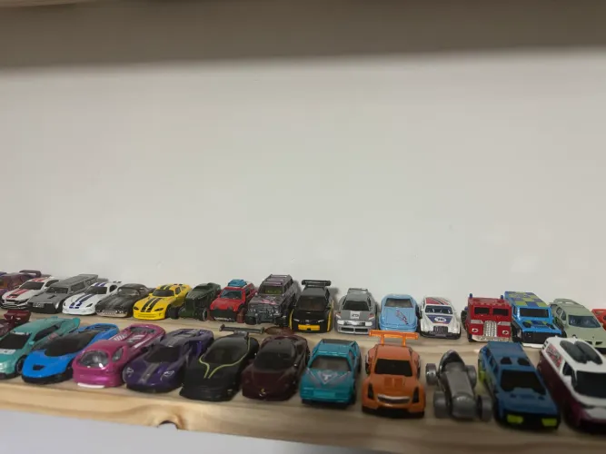67 carrinhos Hotwheels + 11 carro F1 + Ferrari tema