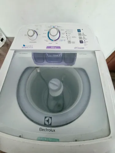 Vende se máquina de lavar 10,5kg da Eletrolux. 220 volts .R$1.000,00 ( retirada)
