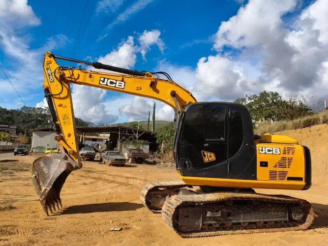 ESCAVADEIRA HIDRÁULICA JCB 