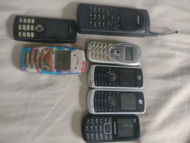 Celular e carregadores ,obs alguns celulares estão sem bateria.