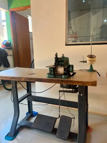 máquina de costura industrial Overlock.