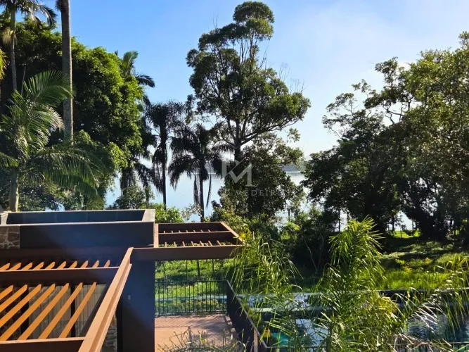Casa em Condomínio frente lagoa com 4 suítes na Lagoa da Conceição