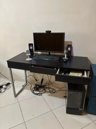 Mesa escrivaninha home office preta com gavetas e pé de metal