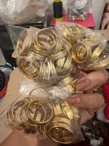 100 alianças sortidas por 100 aproveite