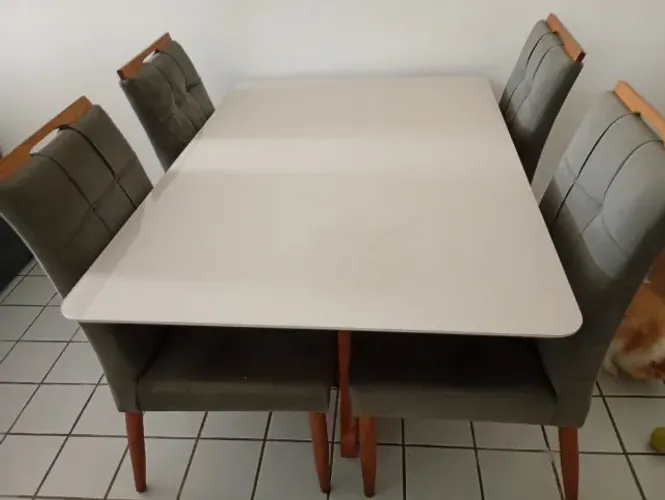 Jogo de sala, mesa 4 cadeiras com tampo de vidro em madeira maciça., mais aparador.