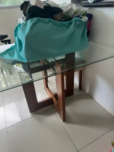 Mesa de vidro e madeira 