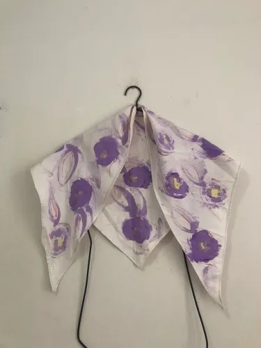 Lenço com tres pontas Branco com lilás