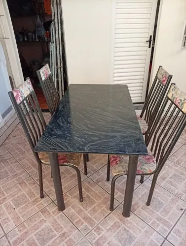 Vendo mesa com tampo de mármore com 4 cadeiras