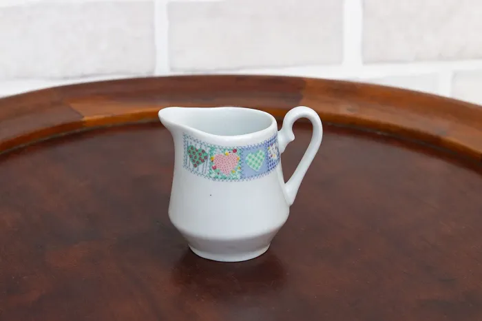 Jarra porcelana miniatura com desenho estilo patchwork
