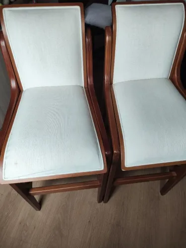 Banquetas altas em madeira maciça, estofados em linho cor creme