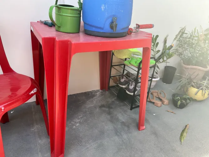 Mesa de plástico vermelha com 2 cadeiras