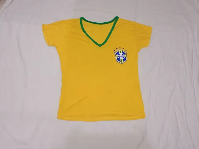 Camiseta baby look feminina do Brasil amarelo com gola V