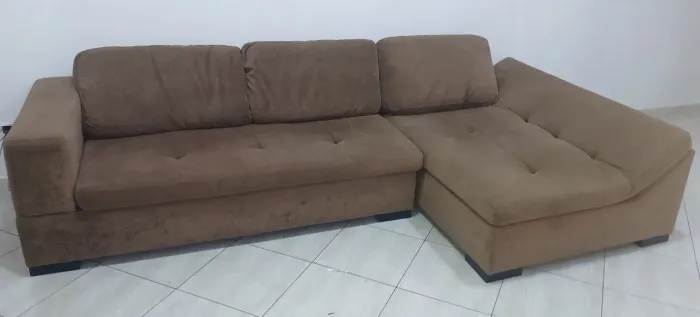 Sofá com chaise Plenitude. 