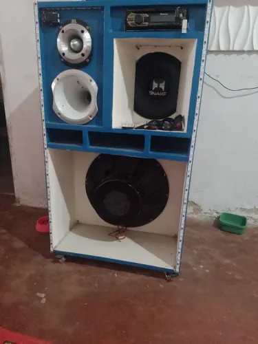 Caixa de som Bob muito potente,servi pra escutar usa em casa ou no seu carro .