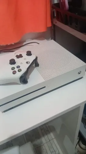 Xbox One S 1Tb menos de 4 meses de uso