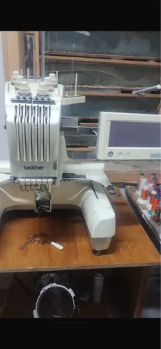 Máquina de bordar Brother