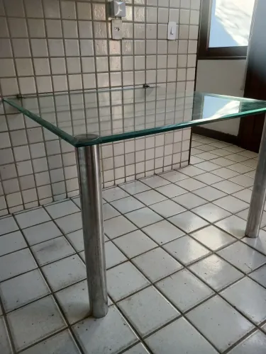 Mesa de vidro temperado com pés em alumínio
