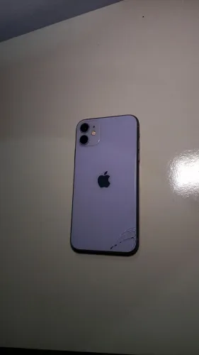 iPhone 11 - 128GB (P/ retirar peças, porém funciona)