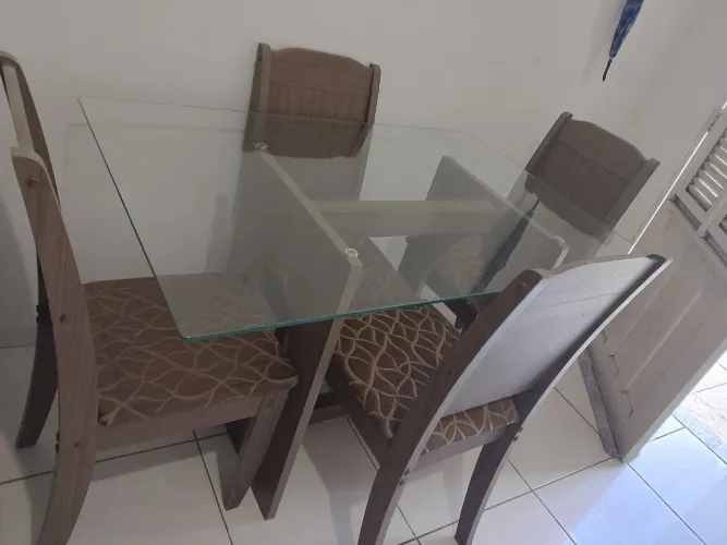 Mesa de vidro com 4 cadeiras