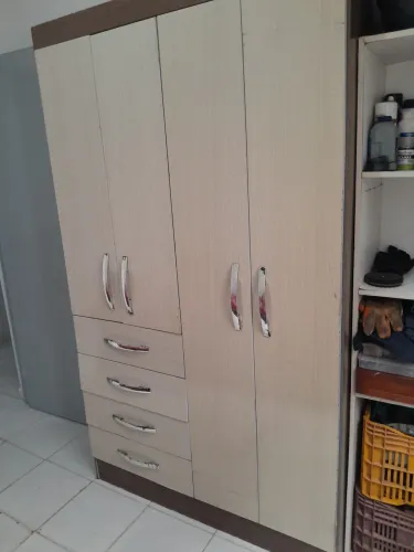 Guarda roupas solteiro usado com detalhes 