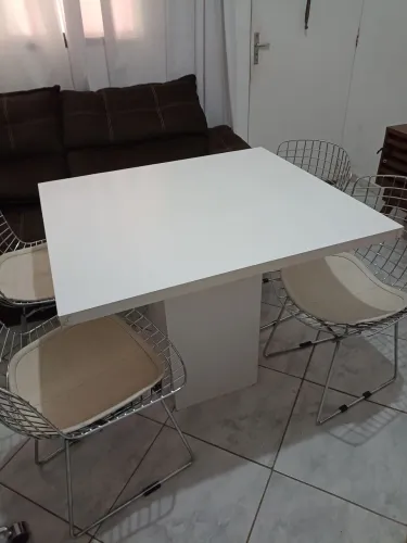 Mesa com quatro cadeiras watts *